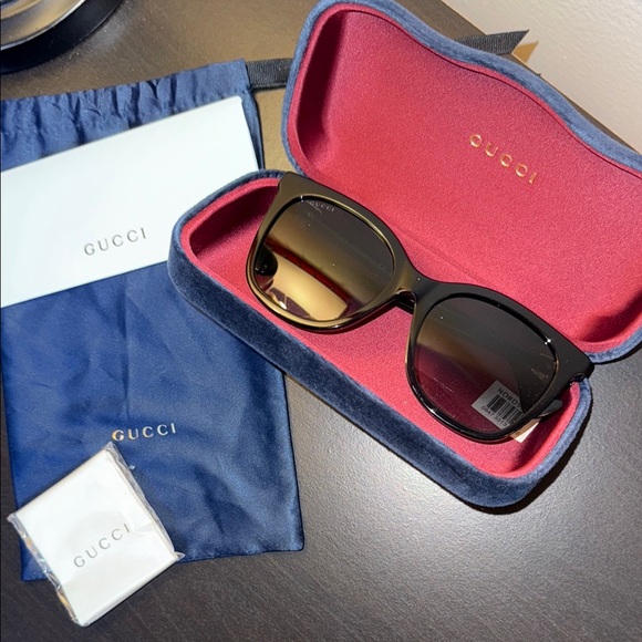 Gucci Black Luxury Sunglasses with Case, Pouch, Cloth and Pamphlets. Auth - Picture 15 of 16